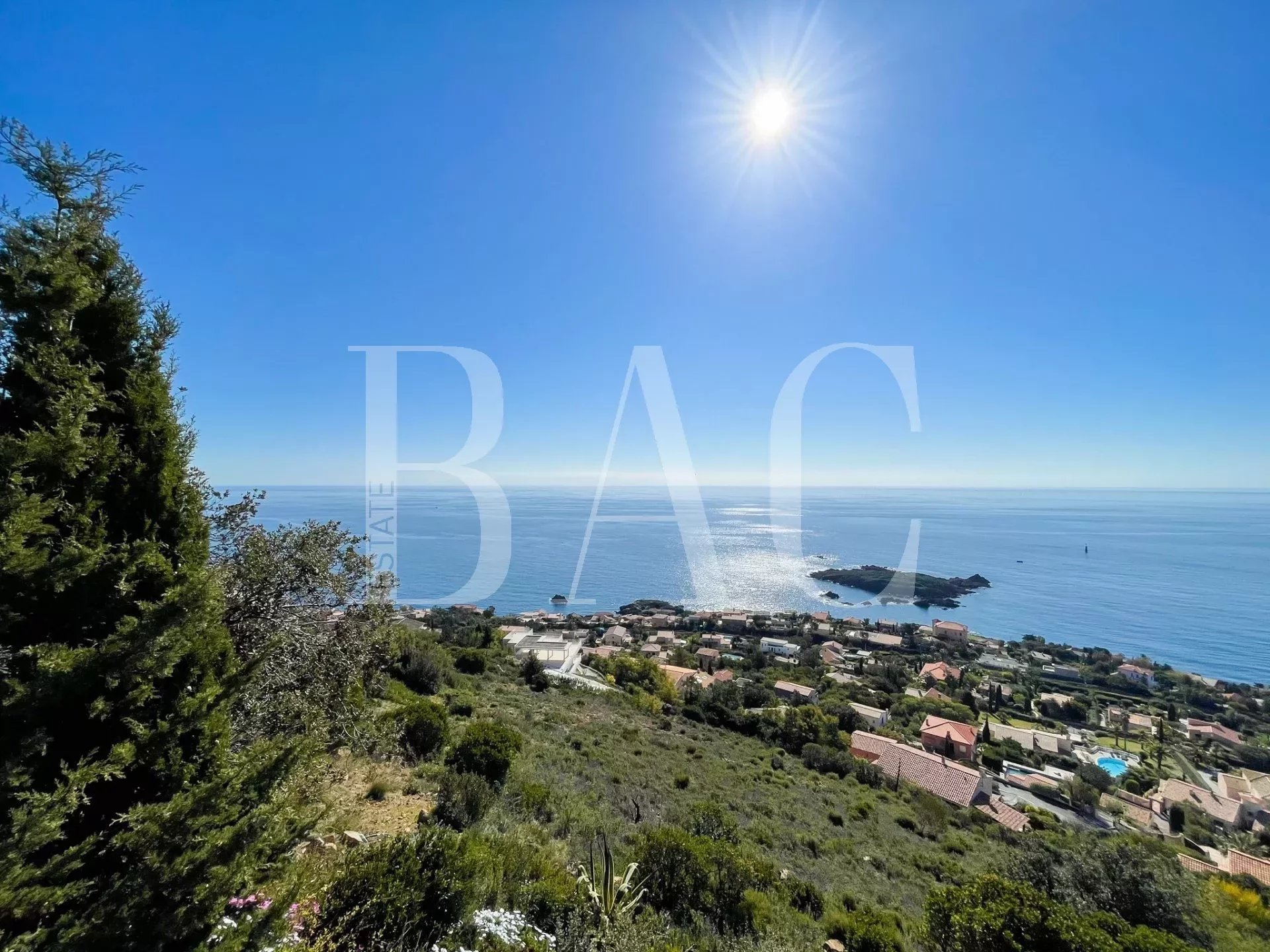Anthéor, exceptional land with panoramic sea view