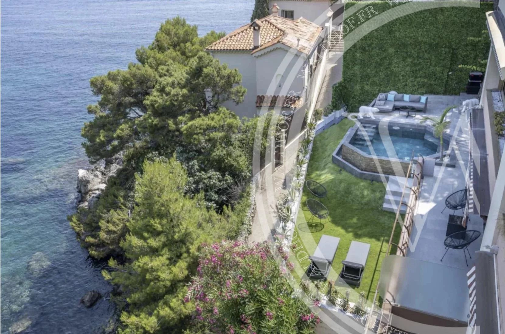 Appartement-villa neuf à Cap d'Ail - 20 mètres de la mer
