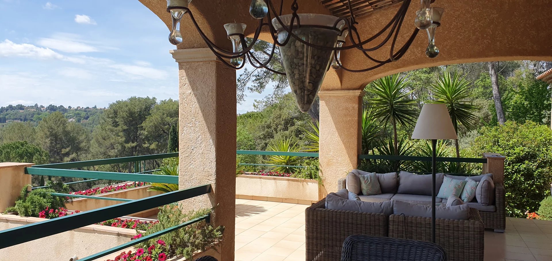 Villa with view. 4 Bedrooms, swimming pool. Close to Flayosc.