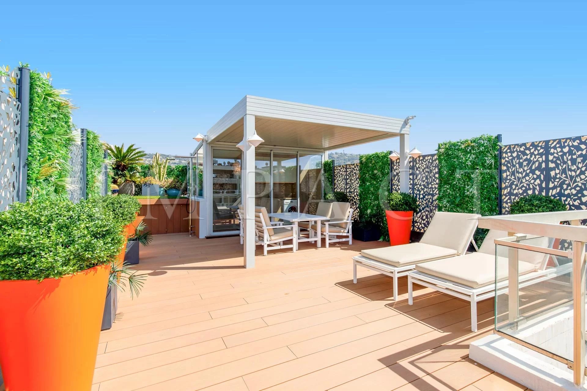 Roof terrace apartment with sea view, on the Croisette 
