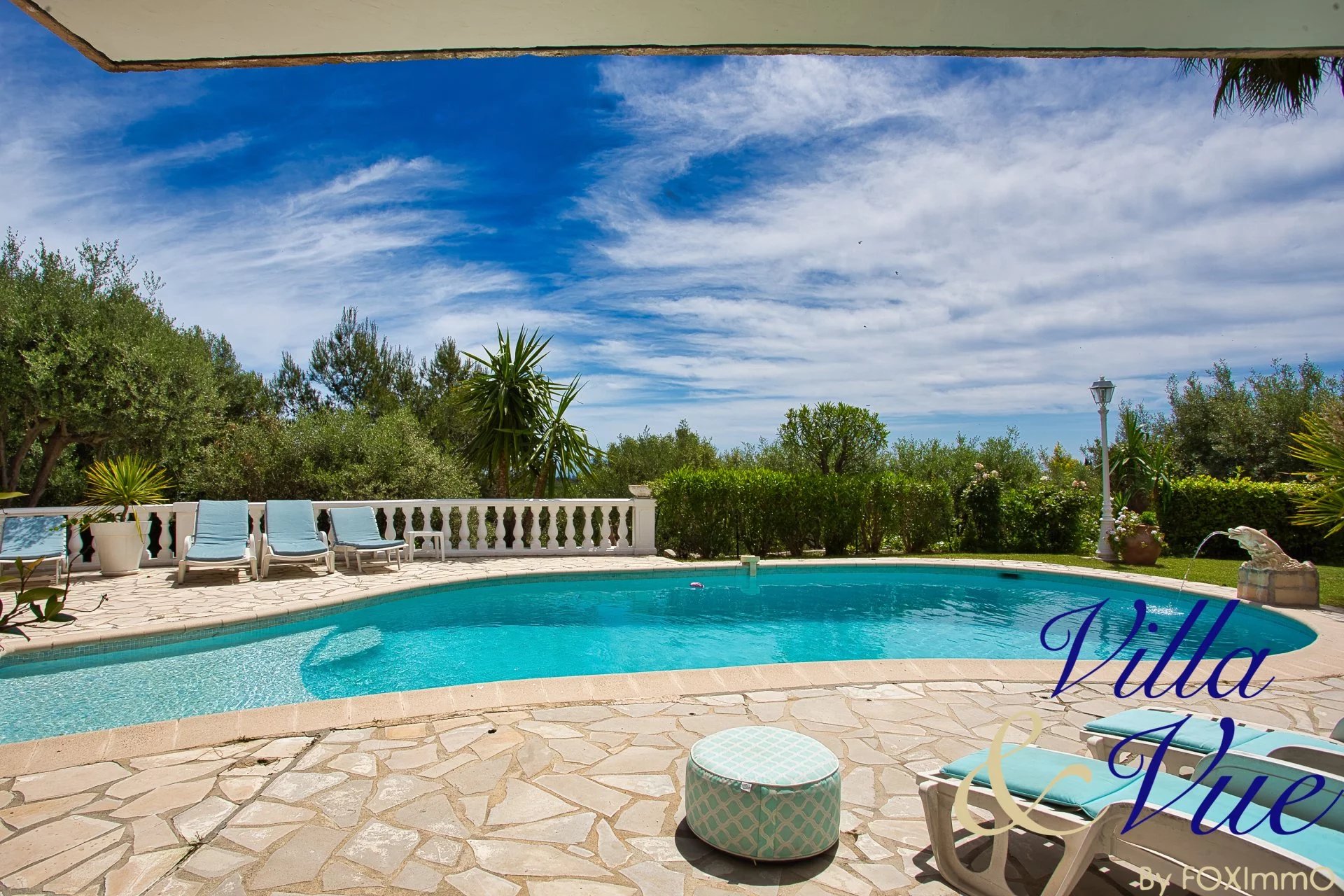 在法国里维埃拉，有全景海景的极好的别墅，游泳池，露台