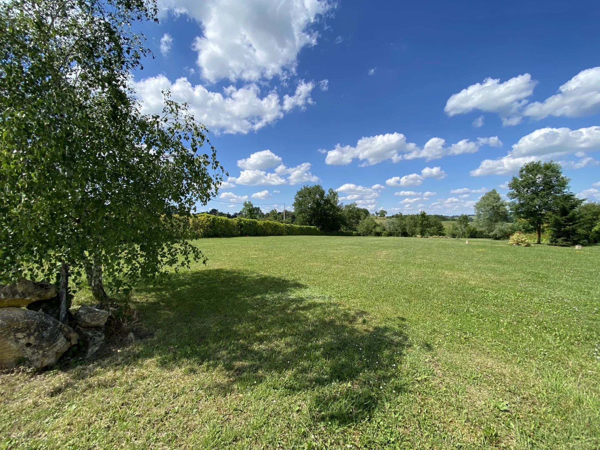 Between Aurignac and Saint Gaudens, village centre, nice flat building plot of 3000m², 15' from the motorway