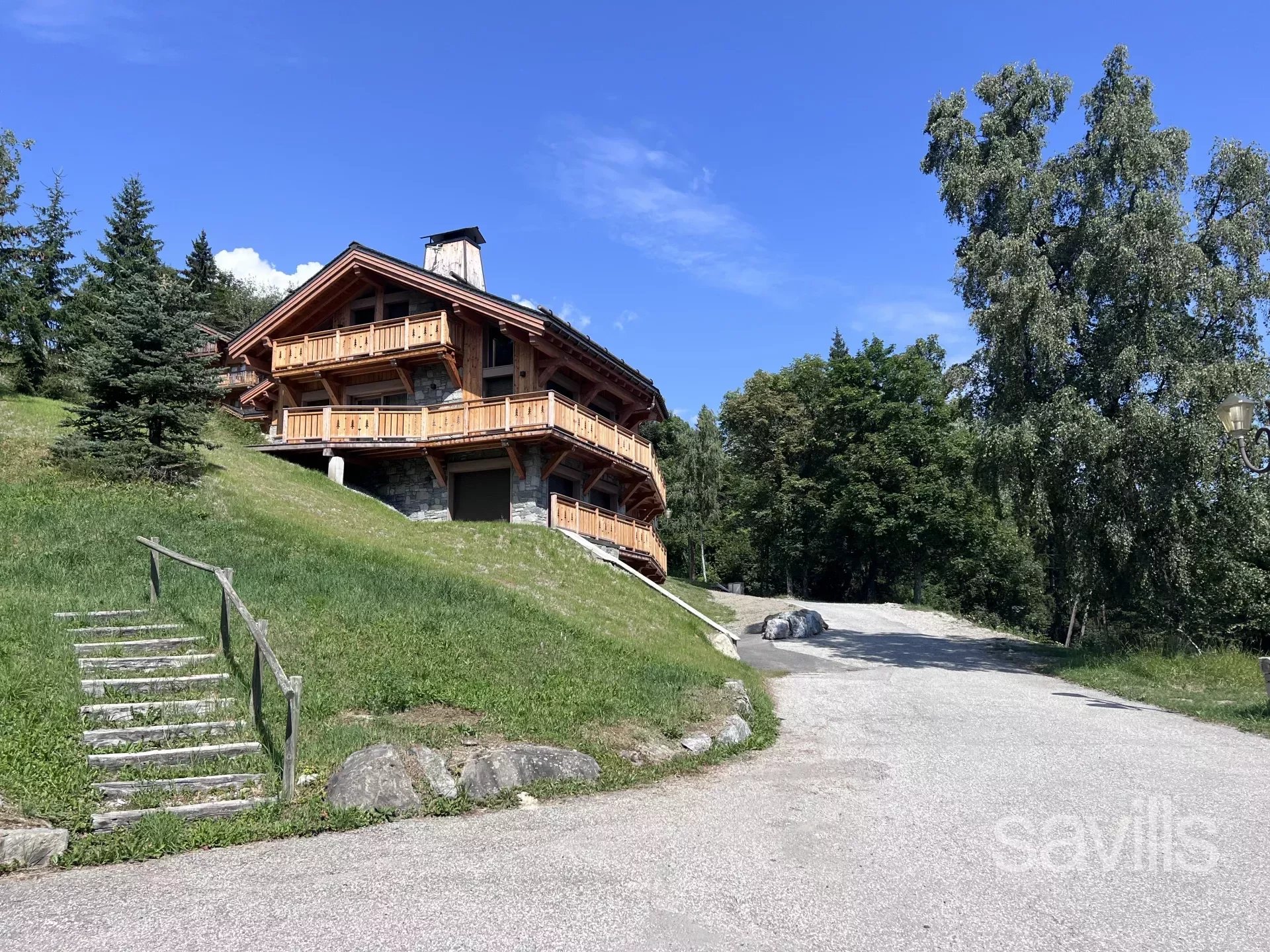 Superbe propriété avec 4 chambres, dans un quartier recherché à proximité des pistes et du centre de Méribel.