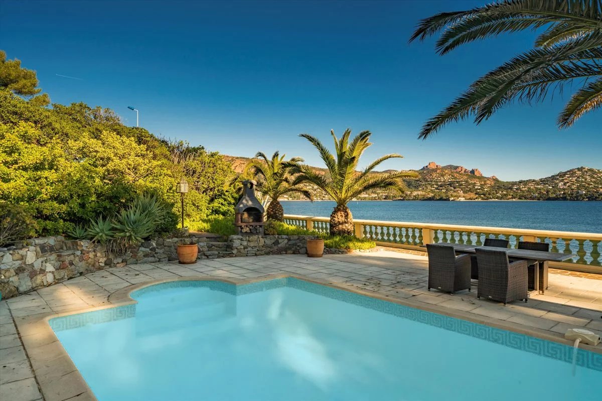 WATERFRONT PROPERTY BETWEEN CANNES AND SAINT RAPHAEL