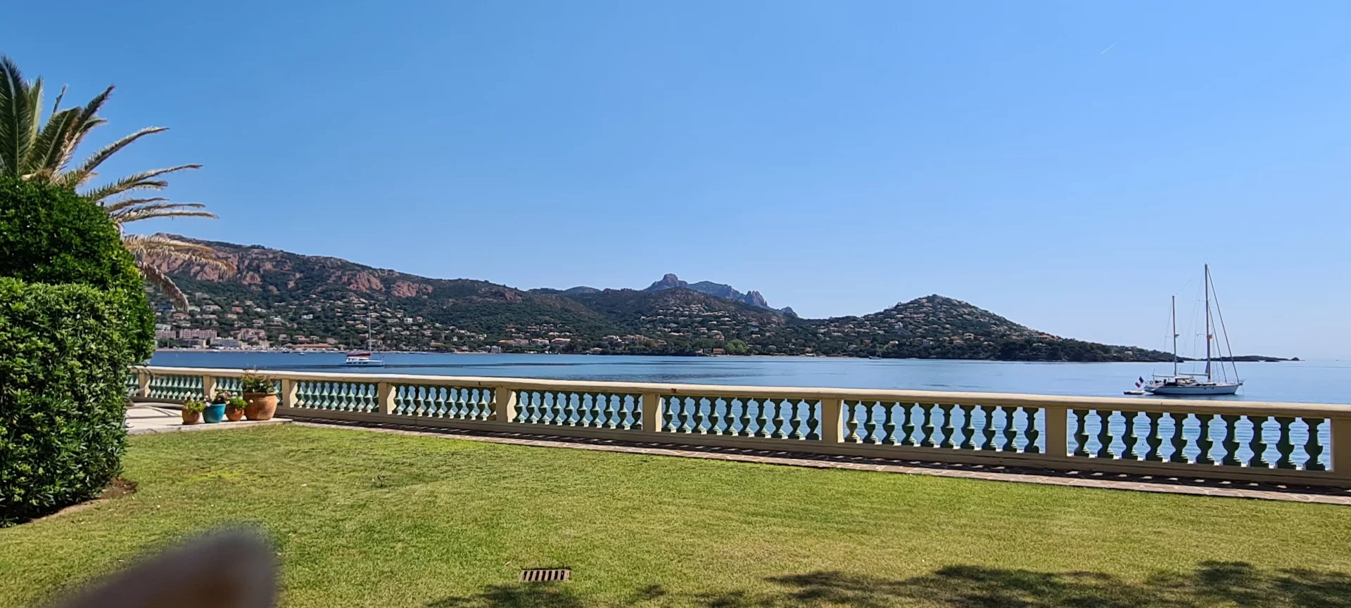 WATERFRONT PROPERTY BETWEEN CANNES AND SAINT RAPHAEL