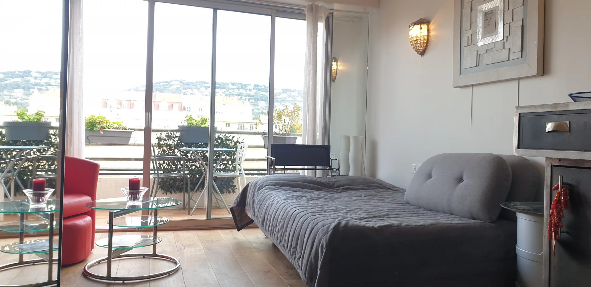 the Claudette, cosy studio with lovely balcony view close to the beach