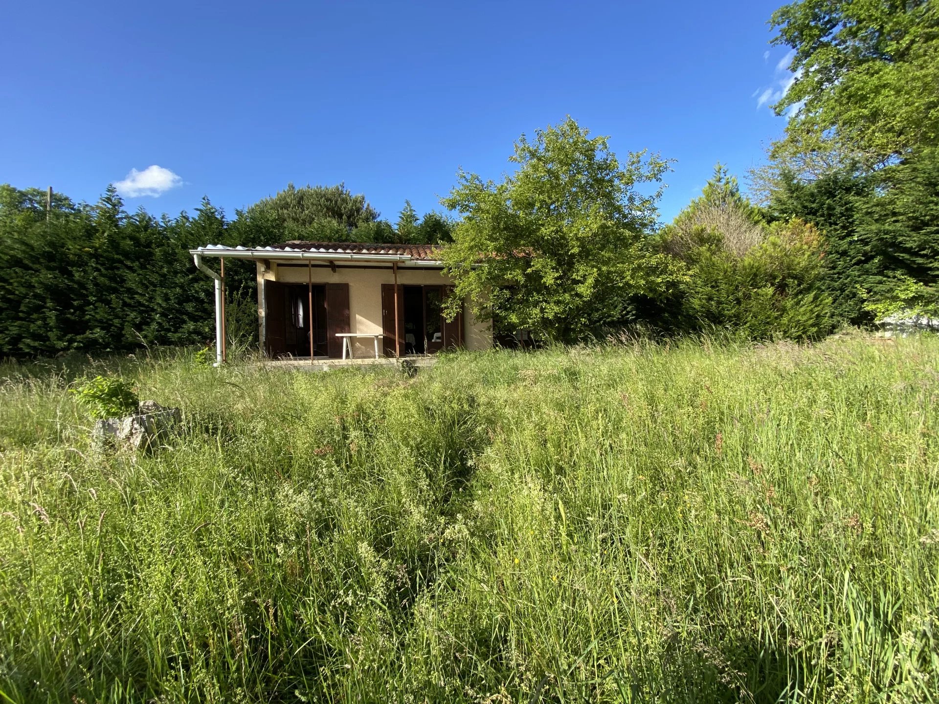 Proche Aurignac, petite maison de campagne T2 sur 1,0402hectare de prairies, bois