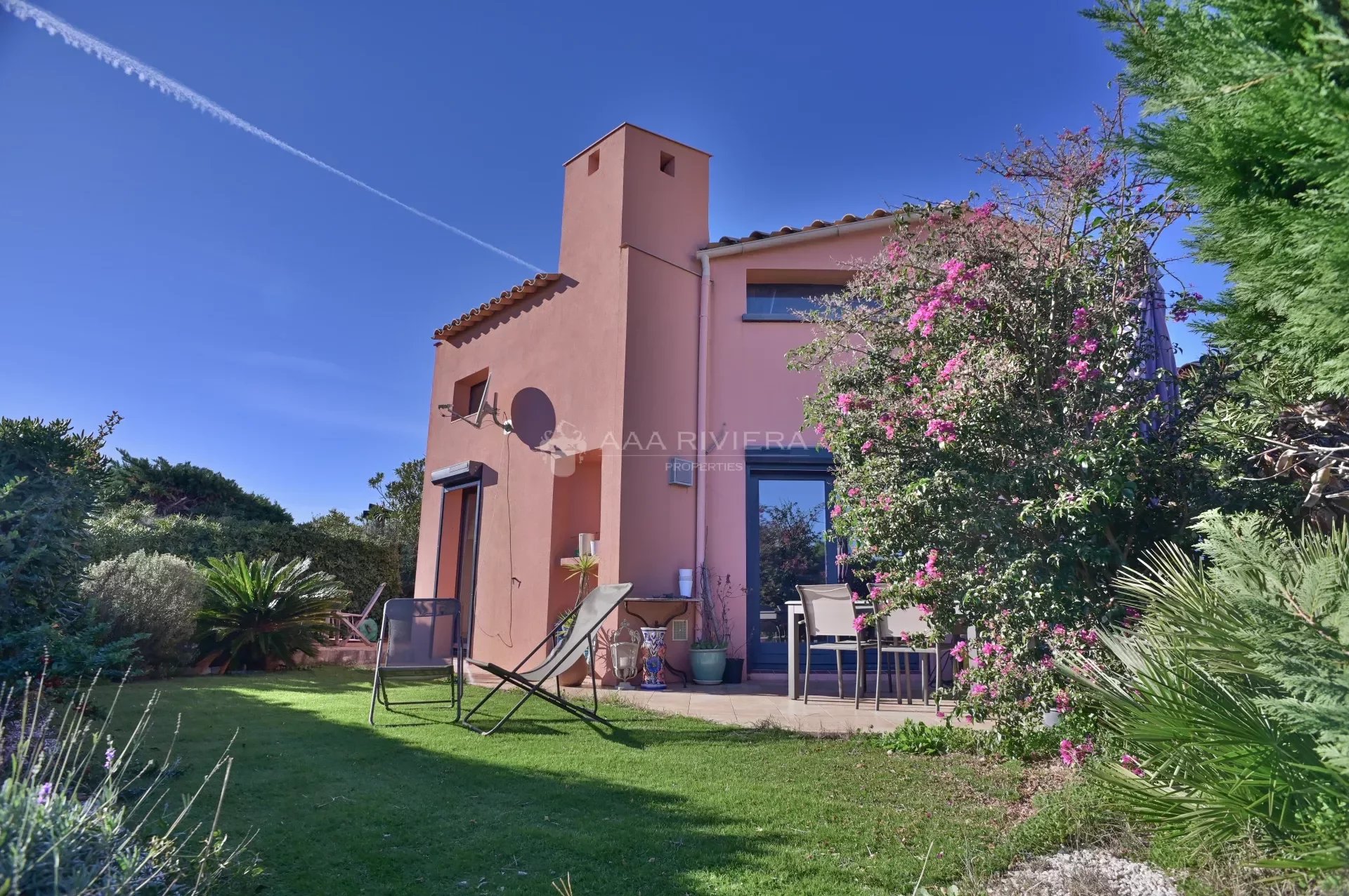 SHARE SOLE AGENT - Between Biot and Valbonne - VAL D'AZUR : Beautiful villa in sought-after gated estate with swimming pool and tennis court. Glimt of the sea