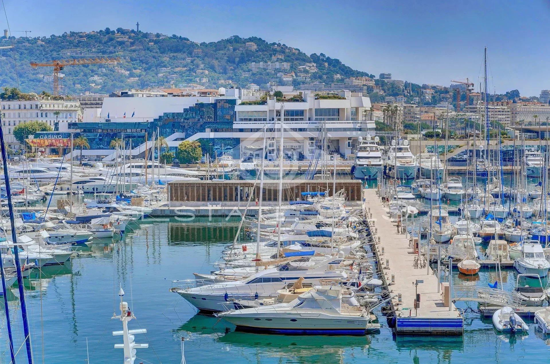 Cannes sur le quai Saint pierre, en pleine vue mer