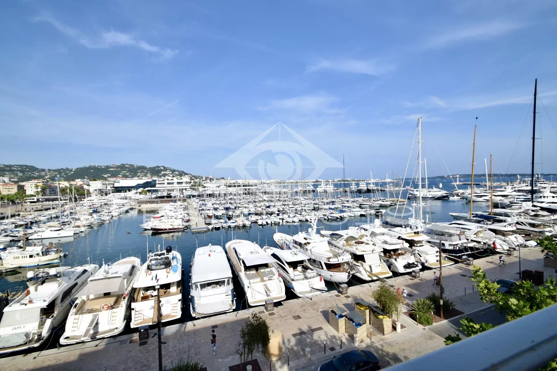 Cannes sur le quai Saint pierre, en pleine vue mer