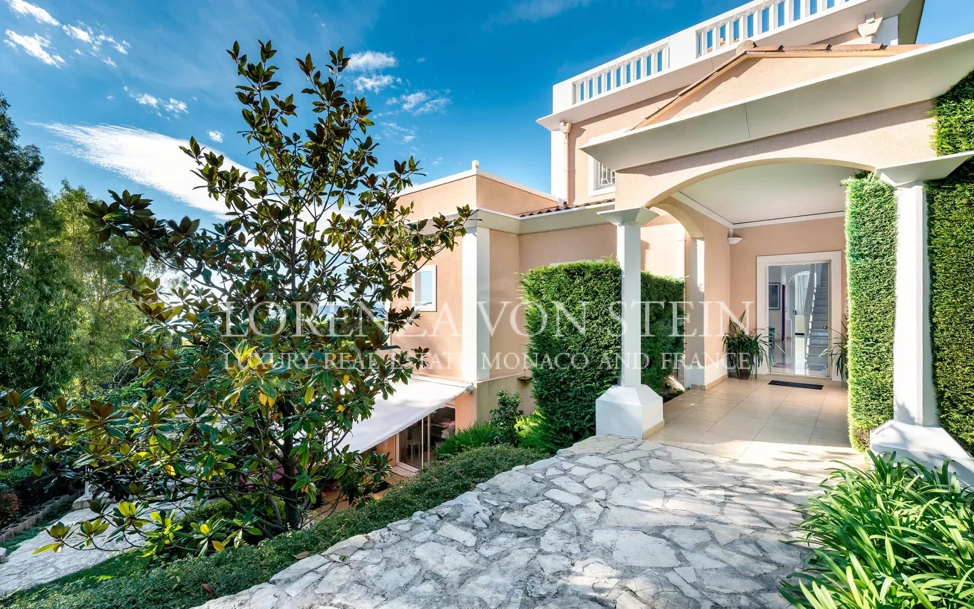 Prestigious villa to rent on the outskirts of Monaco