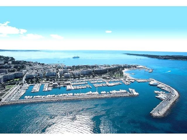 Cannes dans le secteur du Palm Beach proche de la Croisette appartement en rez-de-jardin de type 3 pièces