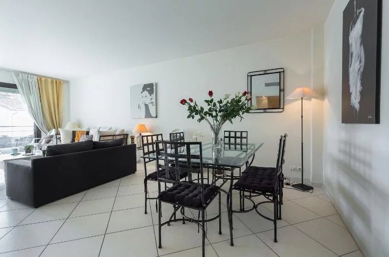 Beach – rue d'Antibes- 3 bedrooms’ apartment in Cannes.