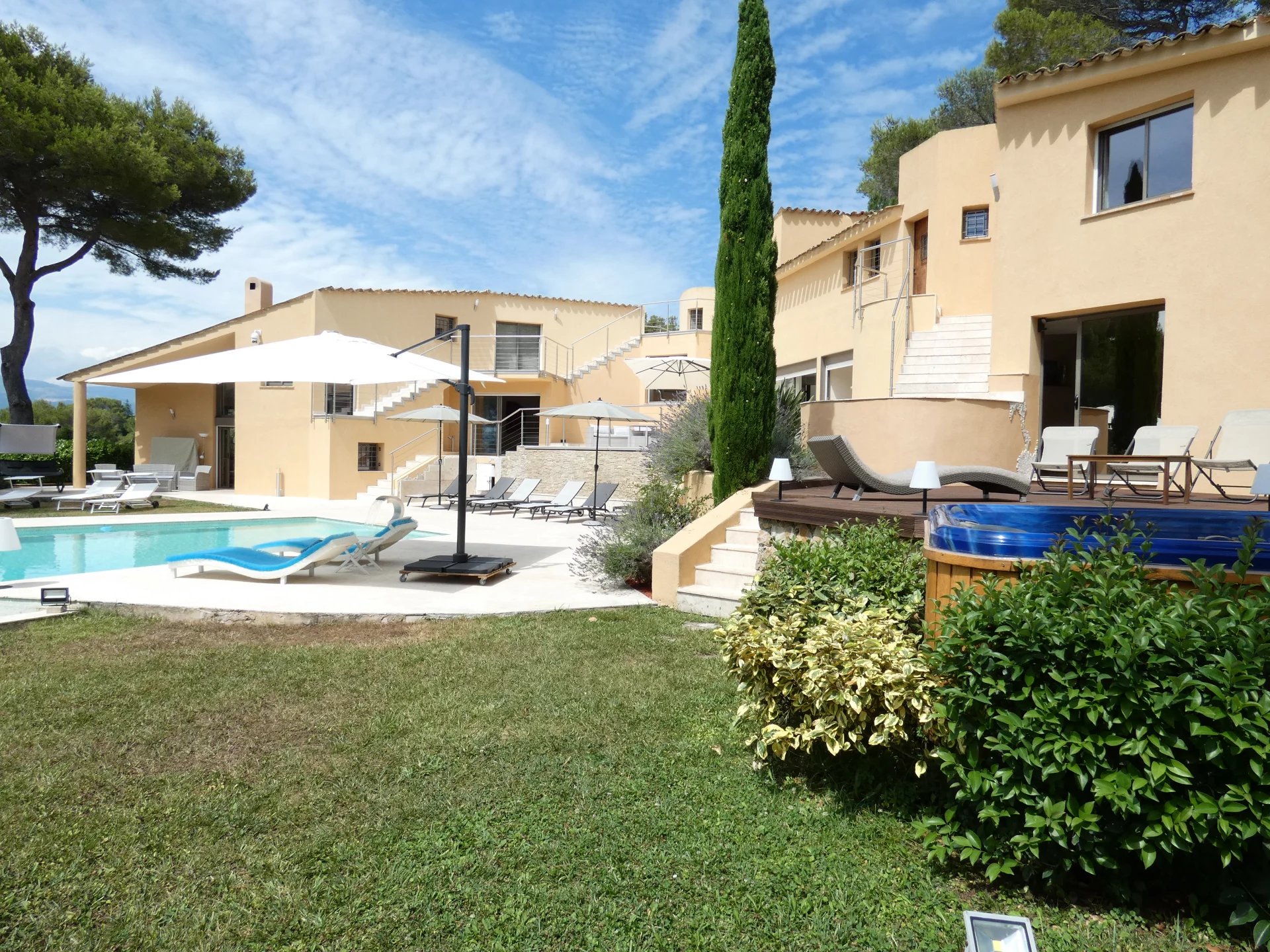 VERY SPACIOUS VILLA WITH DOMINANT WIEW ON THE OLD VILLAGE