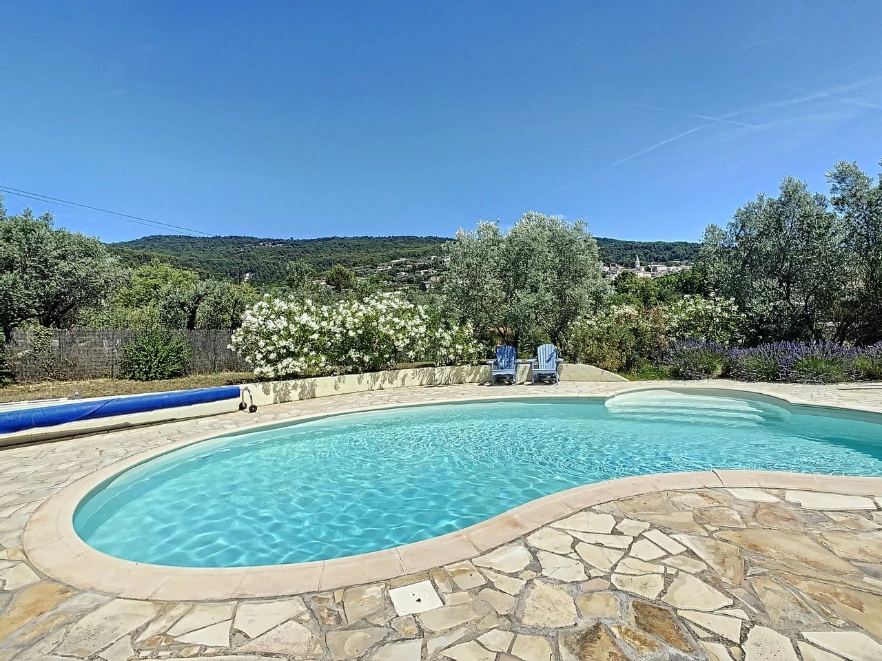 Belle villa avec piscine, à pied du village