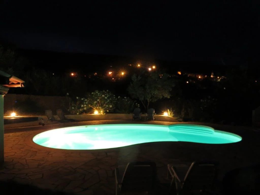 Belle villa avec piscine, à pied du village