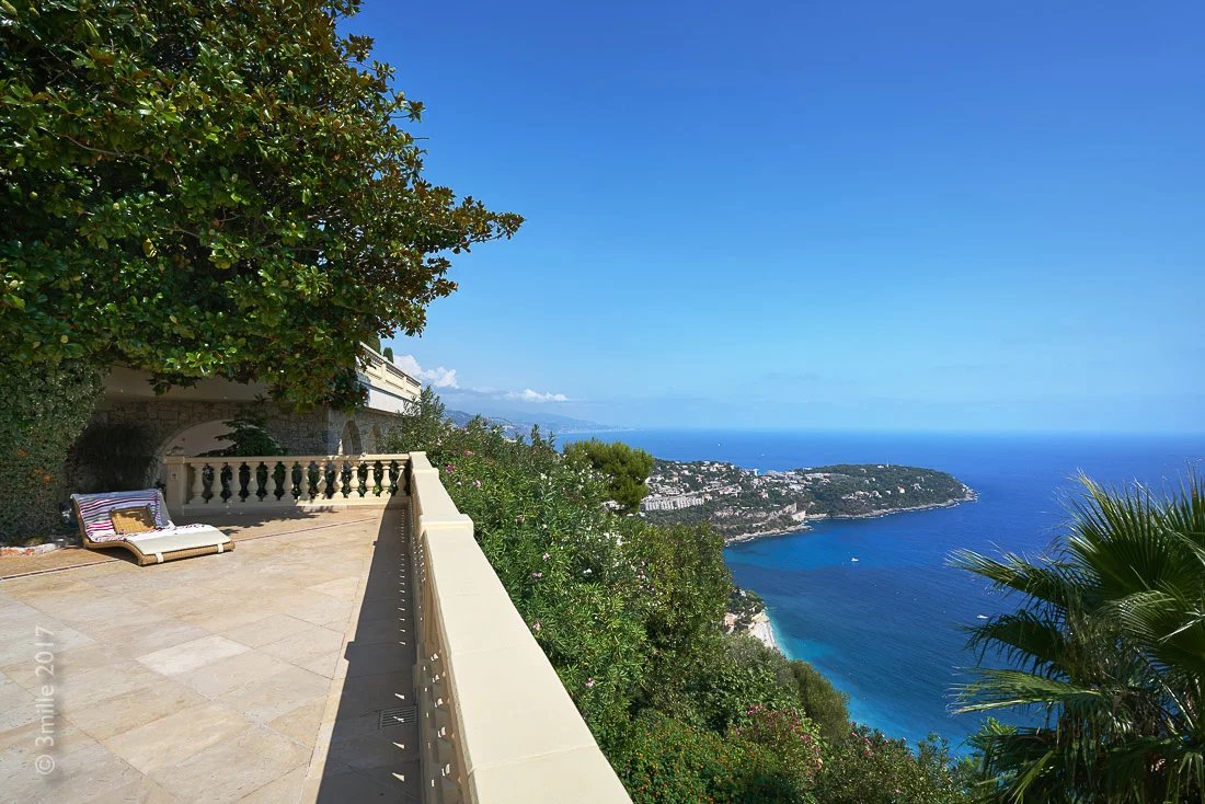 Exceptional property with gardens and sea views