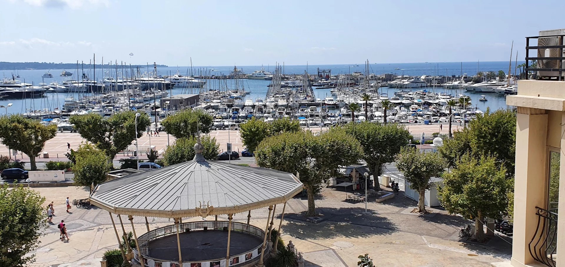 Cannes, Palais des Festivals, 4P en dernier étage, vue mer.