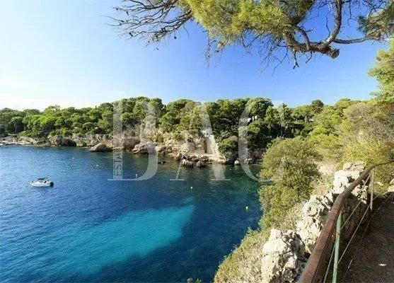 Exceptional property facing the Cap d'Antibes
