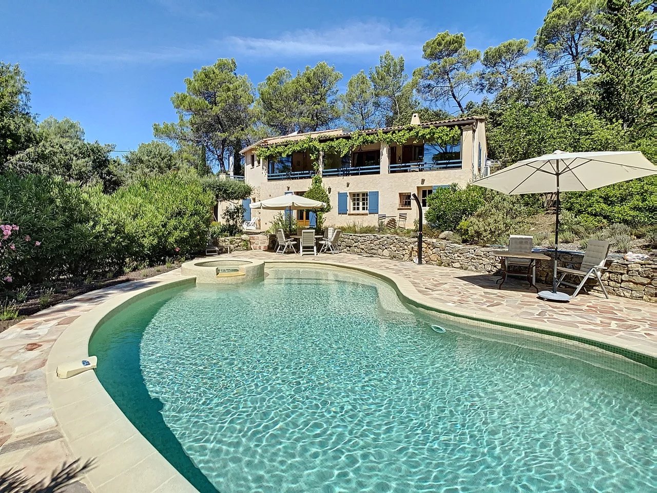 Ruime villa met zwembad en mooi uitzicht