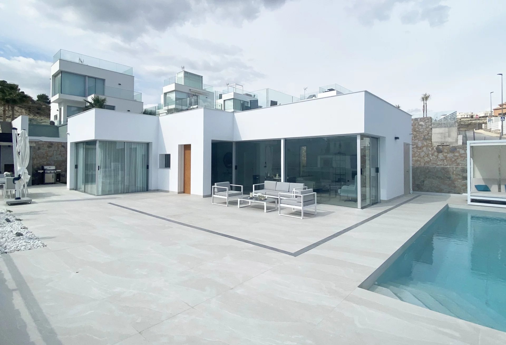 Moderne gelijkvloerse luxe villa met zeezicht
