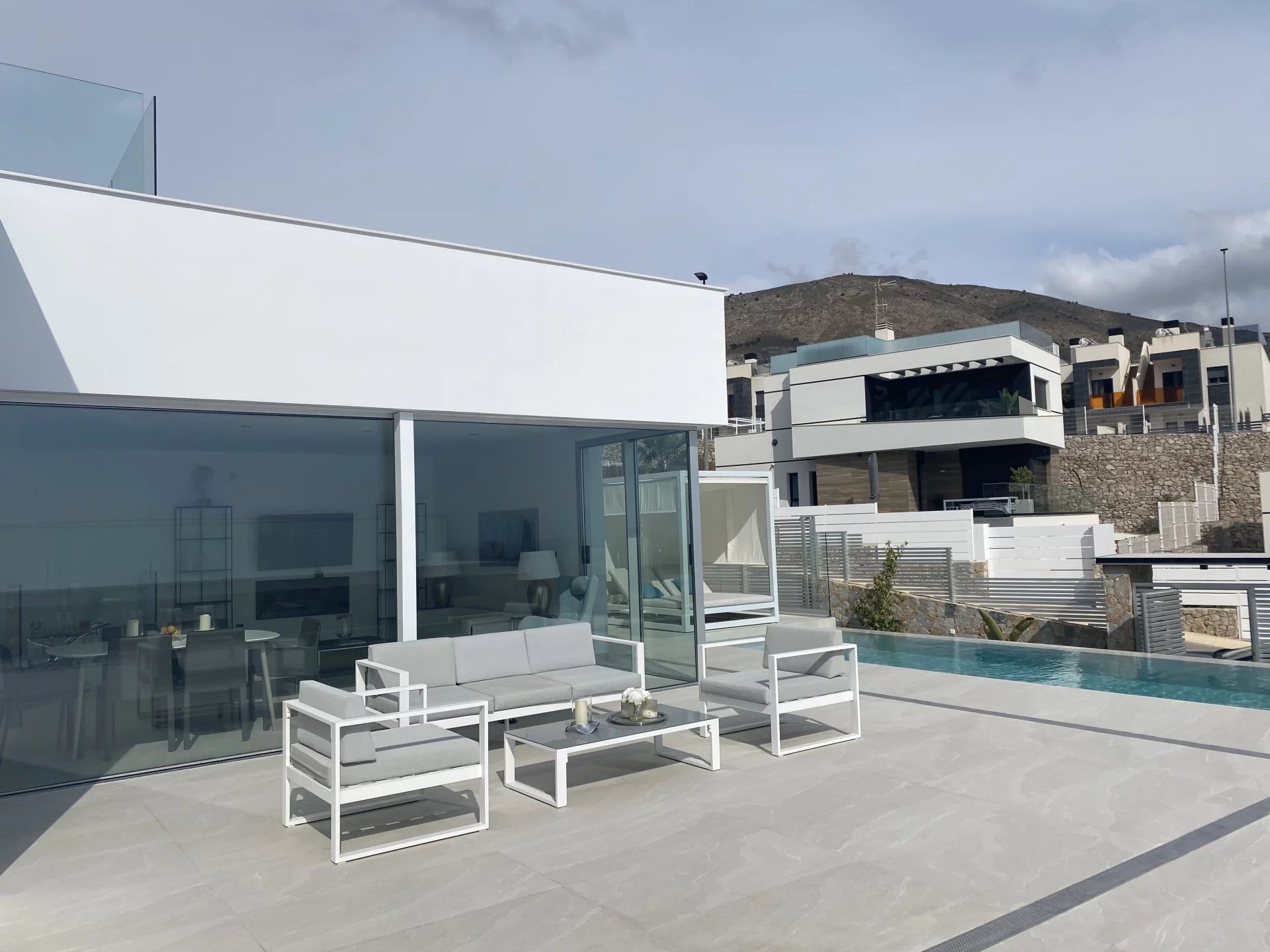 Villa de luxe moderne au rez-de-chaussée avec vue sur la mer