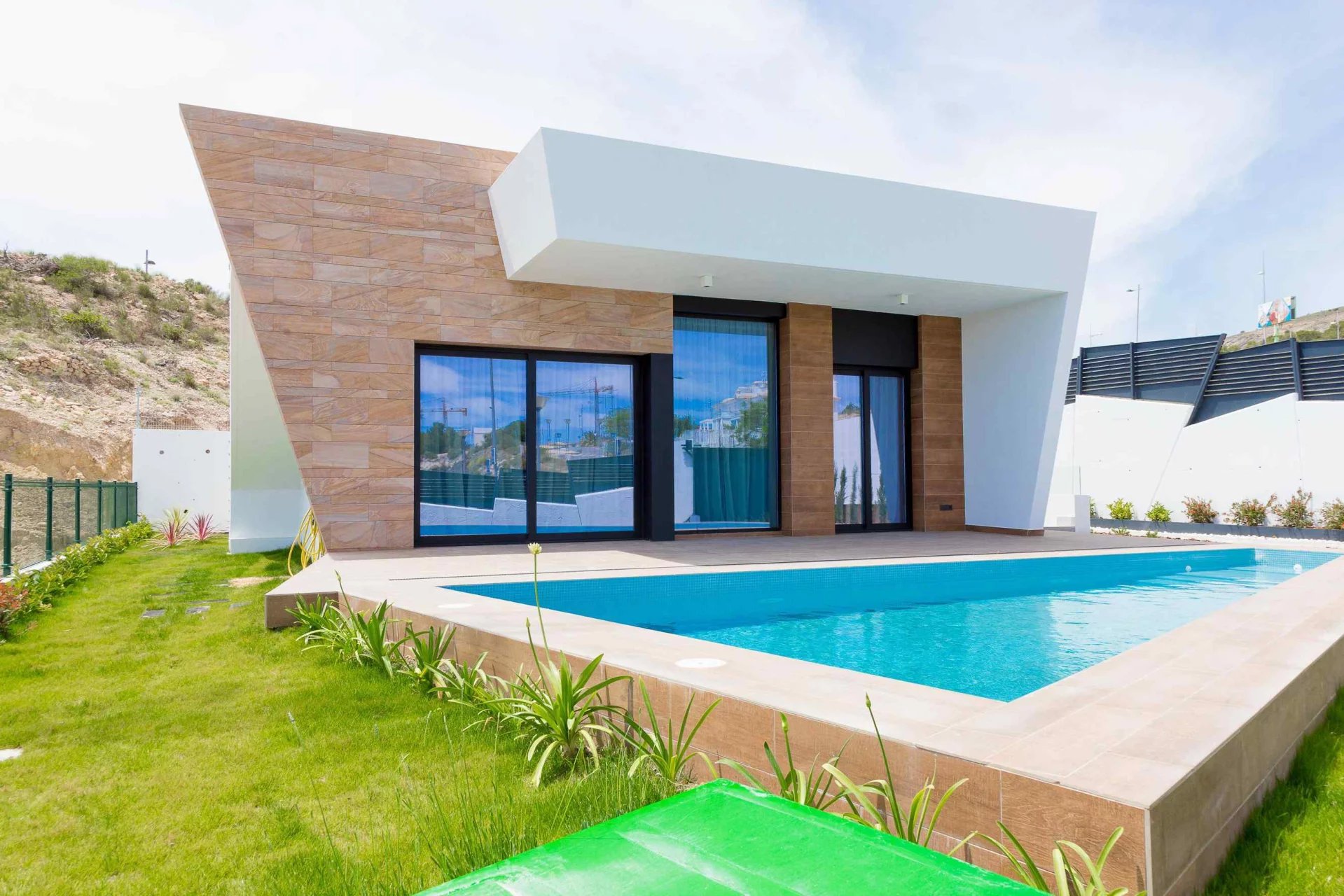 Nieuwe moderne villa met één verdieping in grote residentie