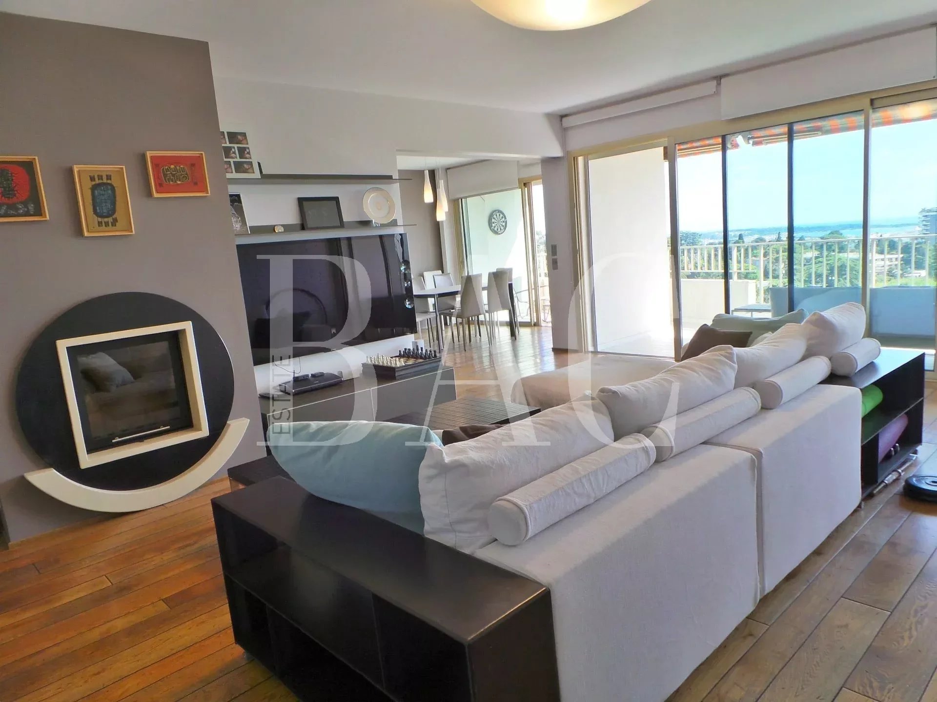 Cannes, apartment 2000 meters from the Palais des Festivals and enjoying a panoramic sea view