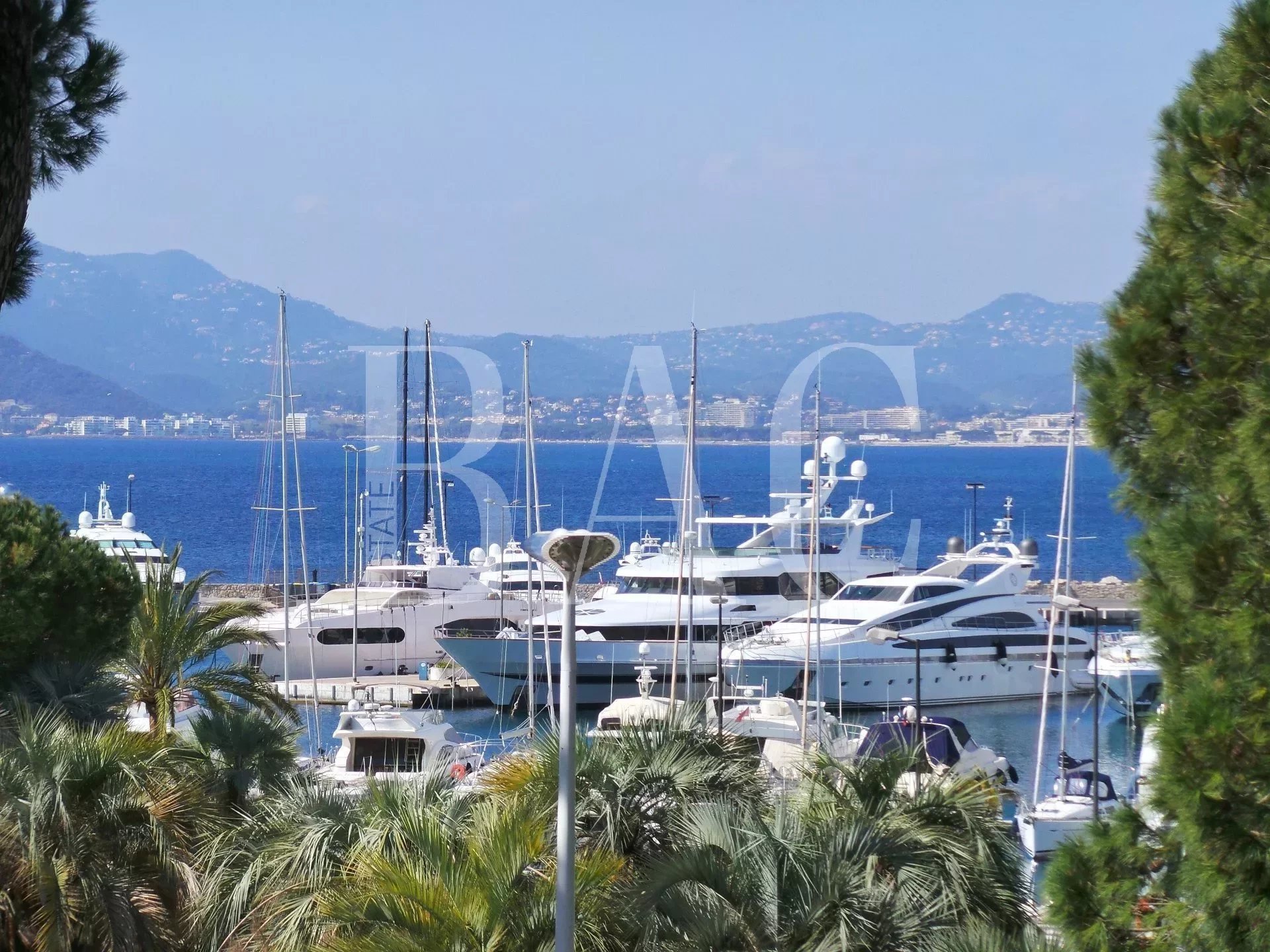 Cannes, Boulevard de la Croisette in a sought after residence and only 1700 meters from the Palais du festival des films