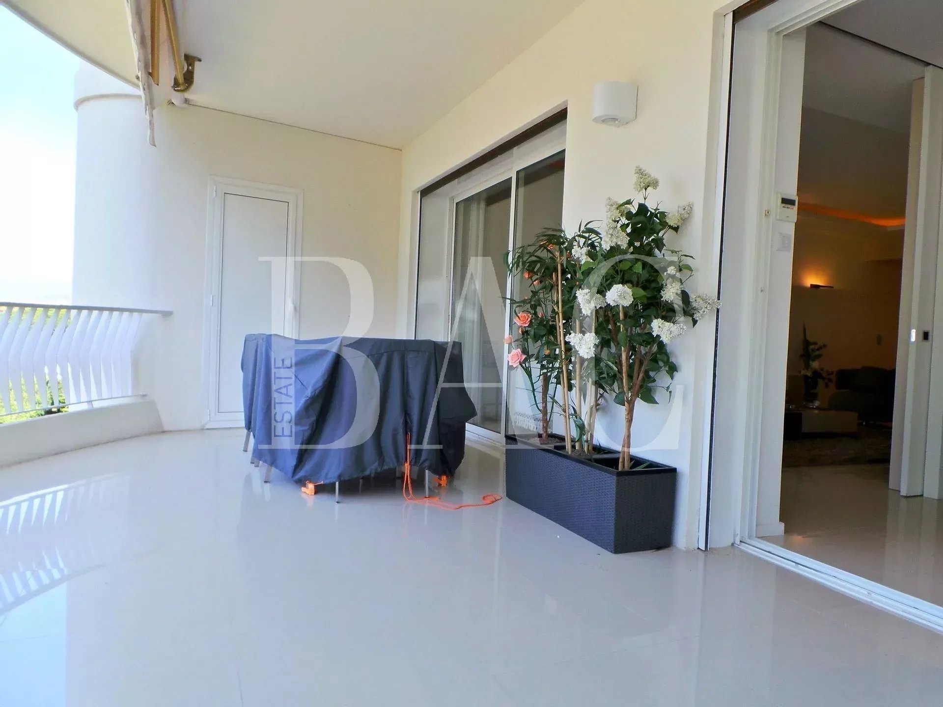 Cannes, Boulevard de la Croisette in a sought after residence and only 1700 meters from the Palais du festival des films