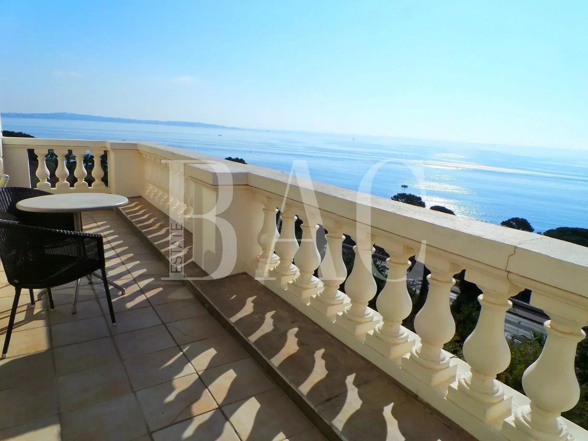 Cannes, superb apartment in a former mansion of Belle Époque style and with panoramic sea view