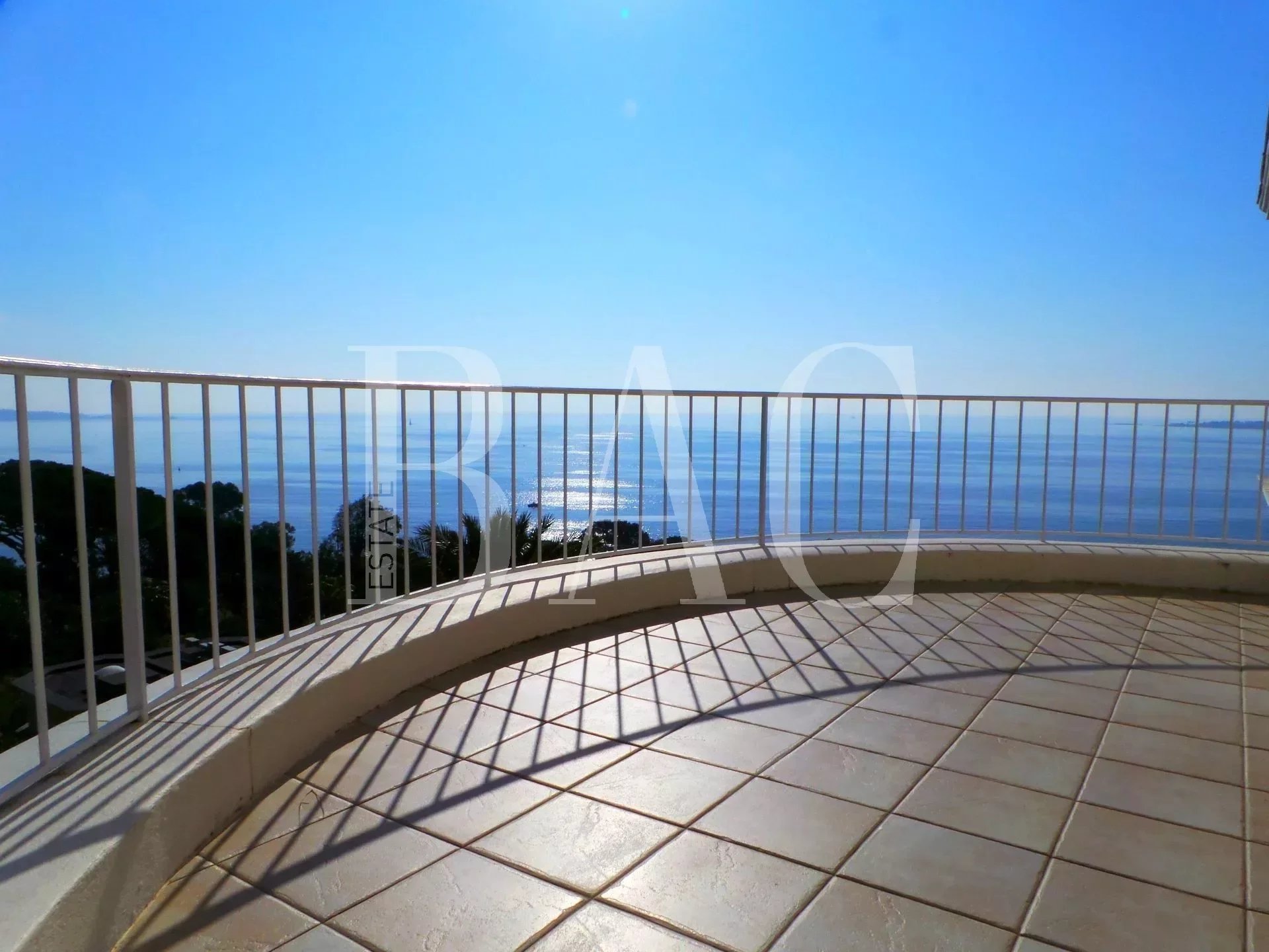 Cannes, superbe appartement dans un ancien hôtel particulier de style Belle Époque et avec vue mer panoramique