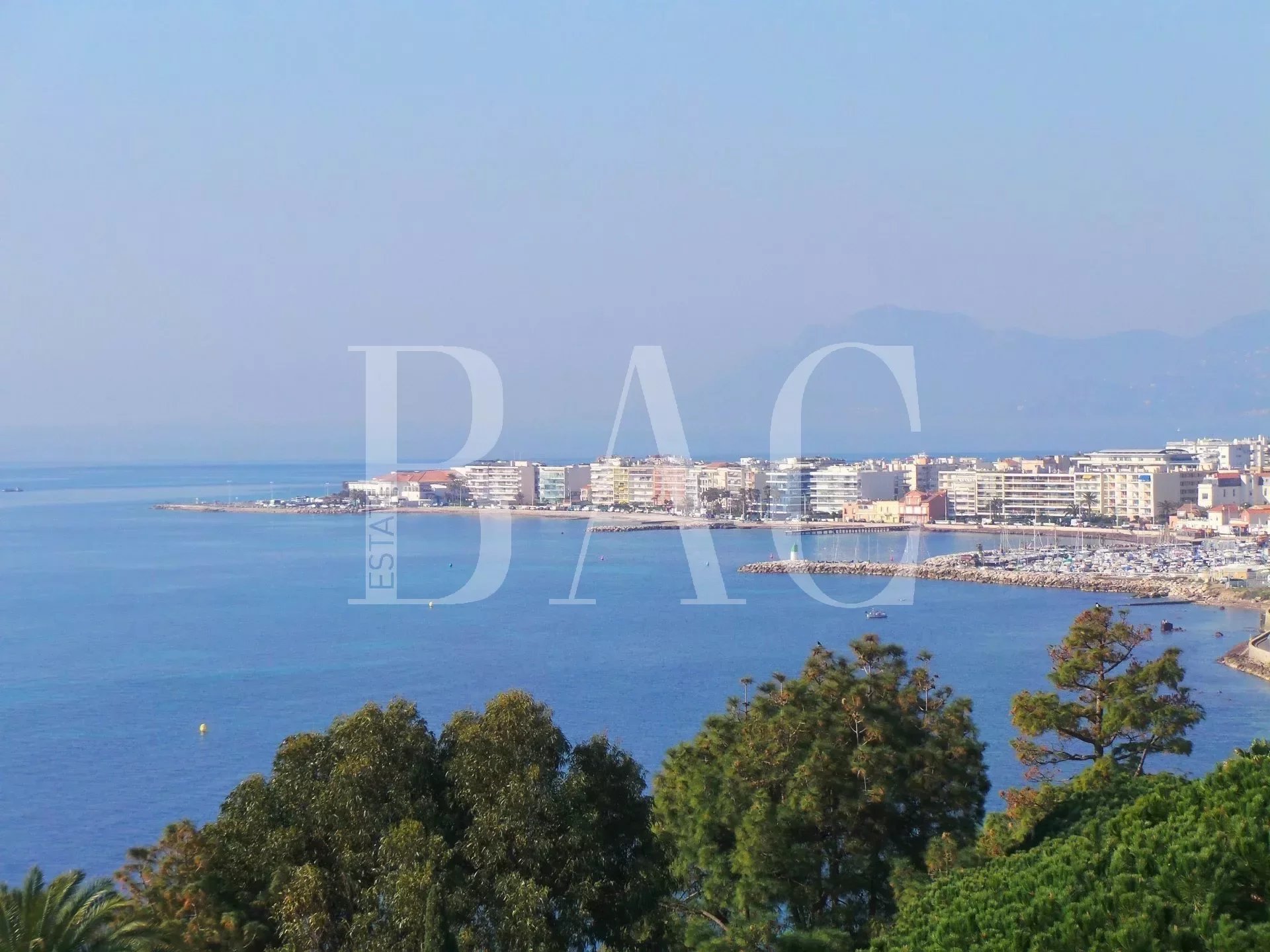Cannes, superb apartment in a former mansion of Belle Époque style and with panoramic sea view