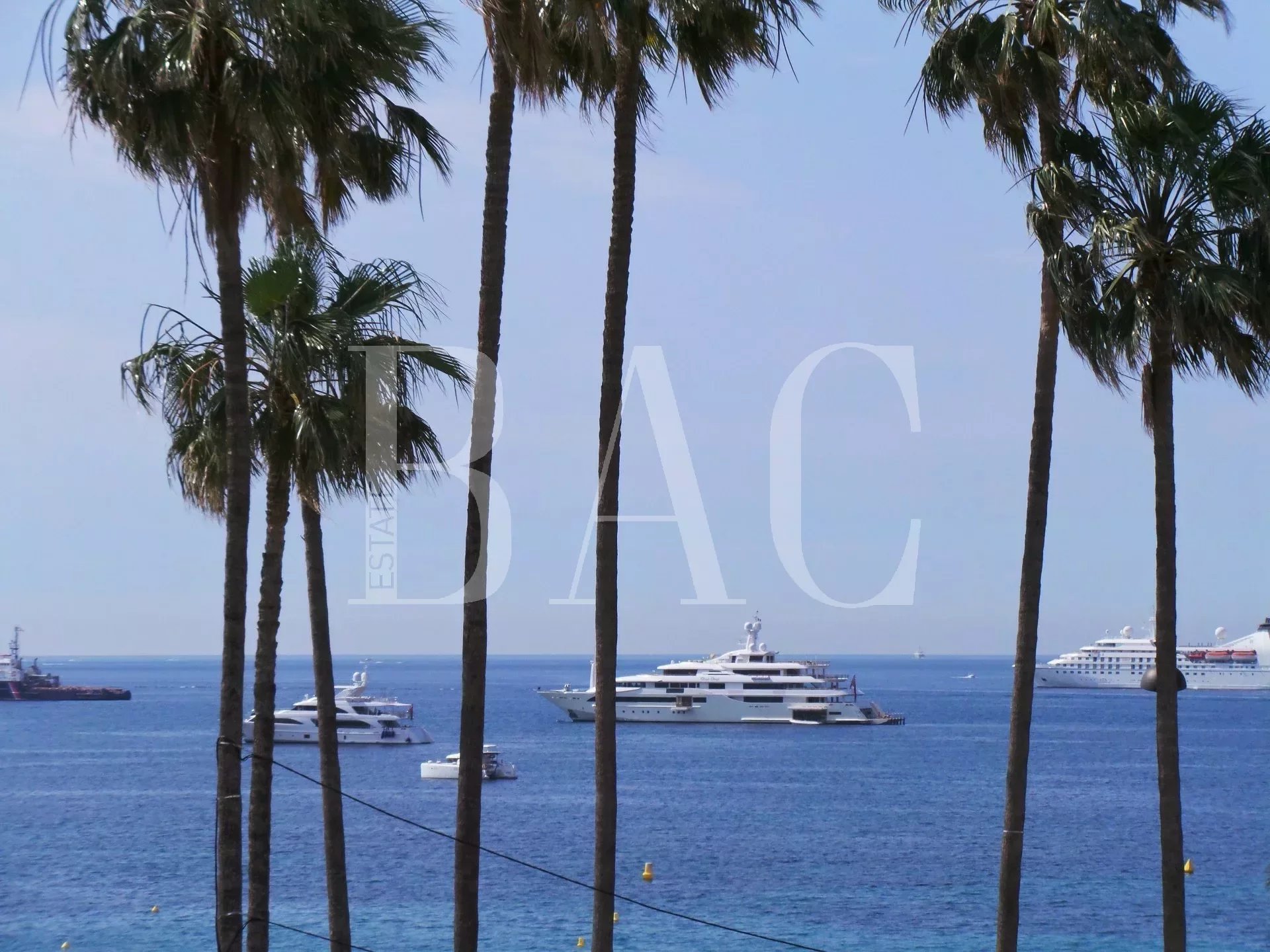Cannes sur la Croisette, seulement quelques dizaines de mètres du Palais des Festivals et avec une très belle vue mer