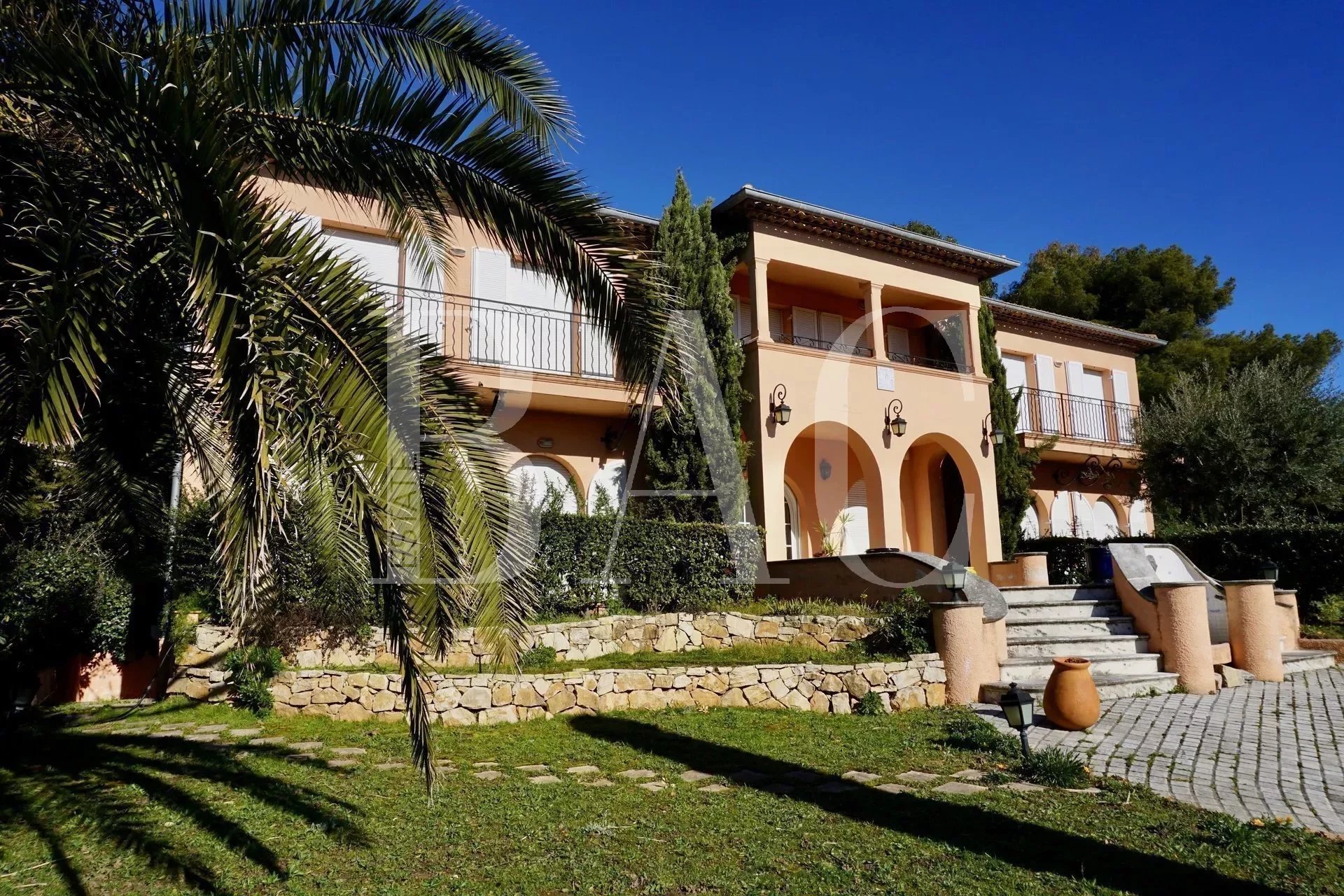 Les Issambres, property by the sea
