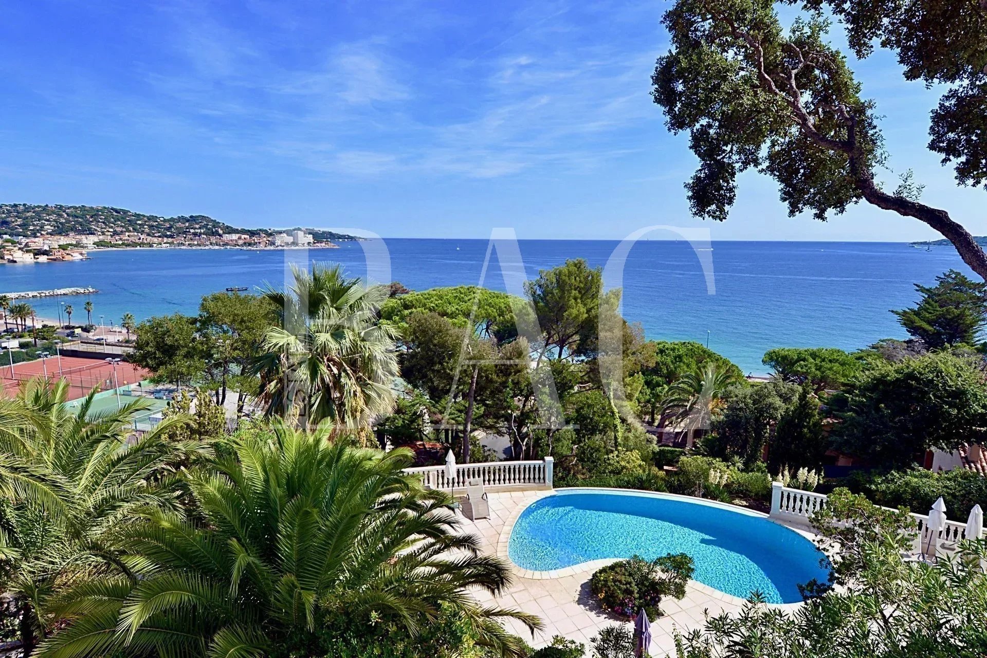 Sainte-Maxime, exceptional sea view for this villa located 100m from the sea.