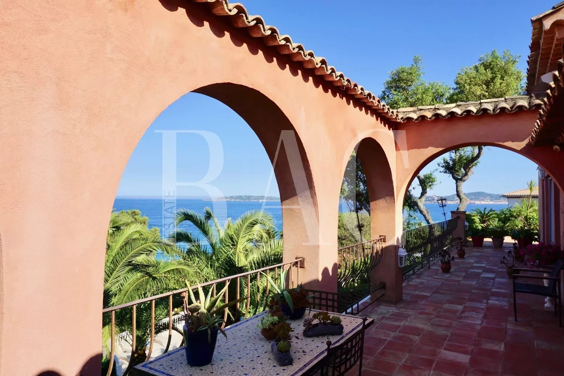 Sainte-Maxime, exceptional sea view for this villa located 100m from the sea.