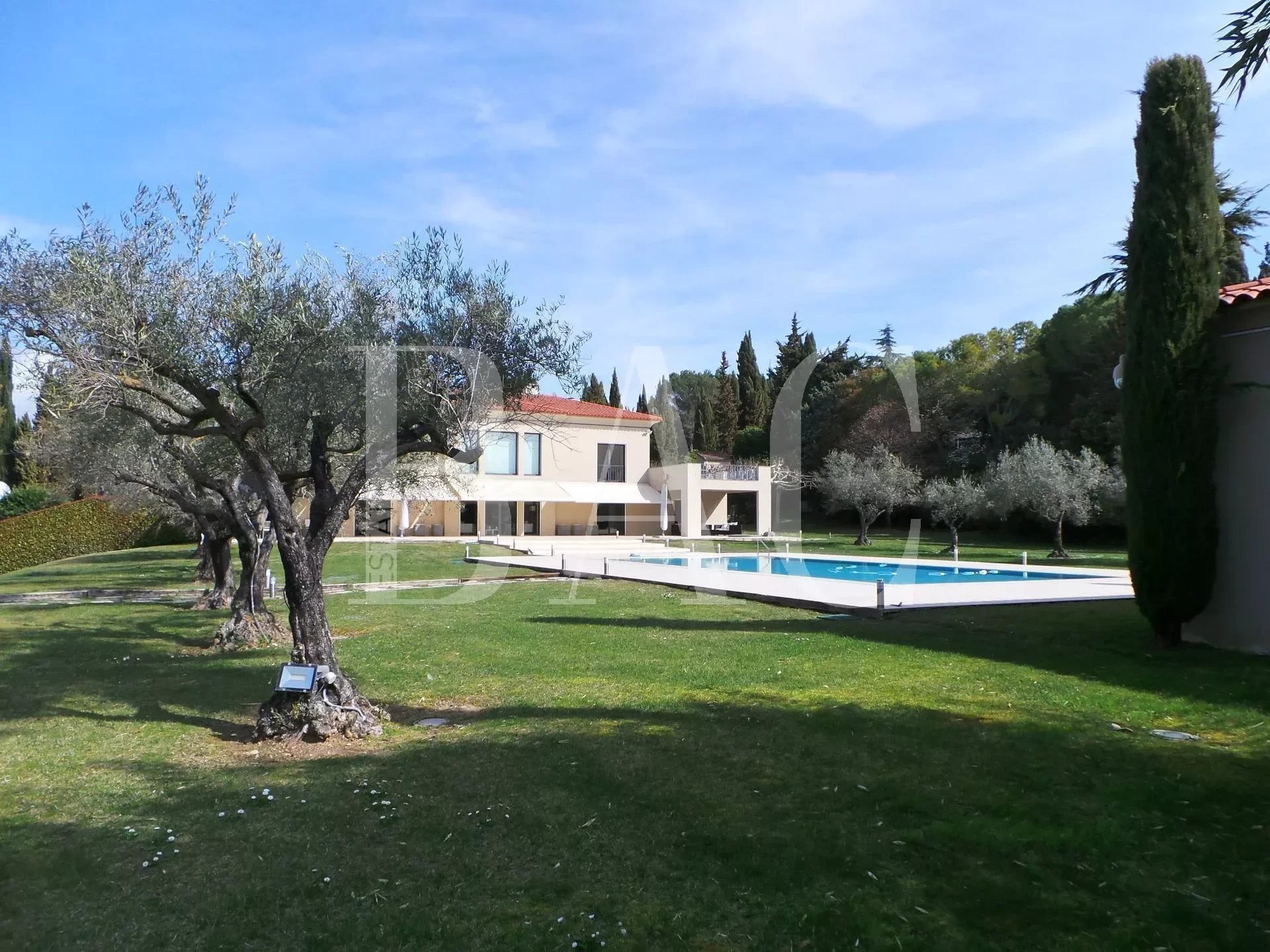 Mougins, property 15 minutes from the sea