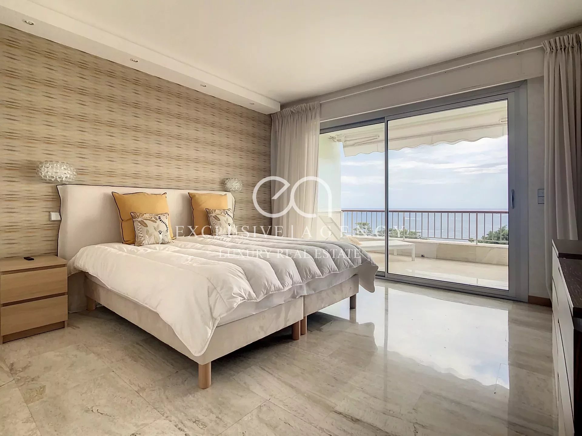 RENT IN CANNES 4-BEDROOMED APARTMENT WITH PANORAMIC SEA VIEW