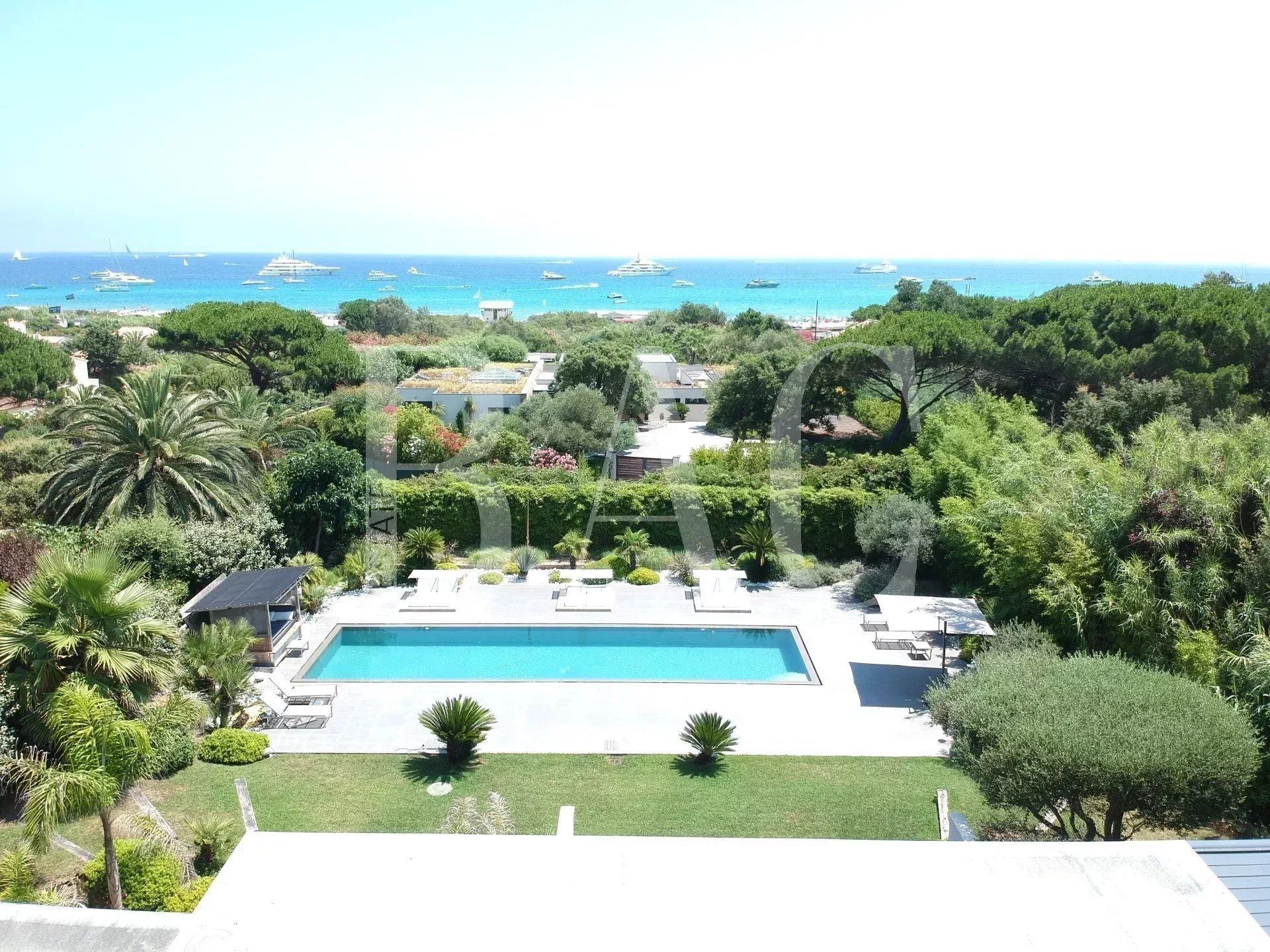 Ramatuelle, contemporary villa with beautiful sea view 200 meters from the famous Pampelonne beach and its famous restaurants