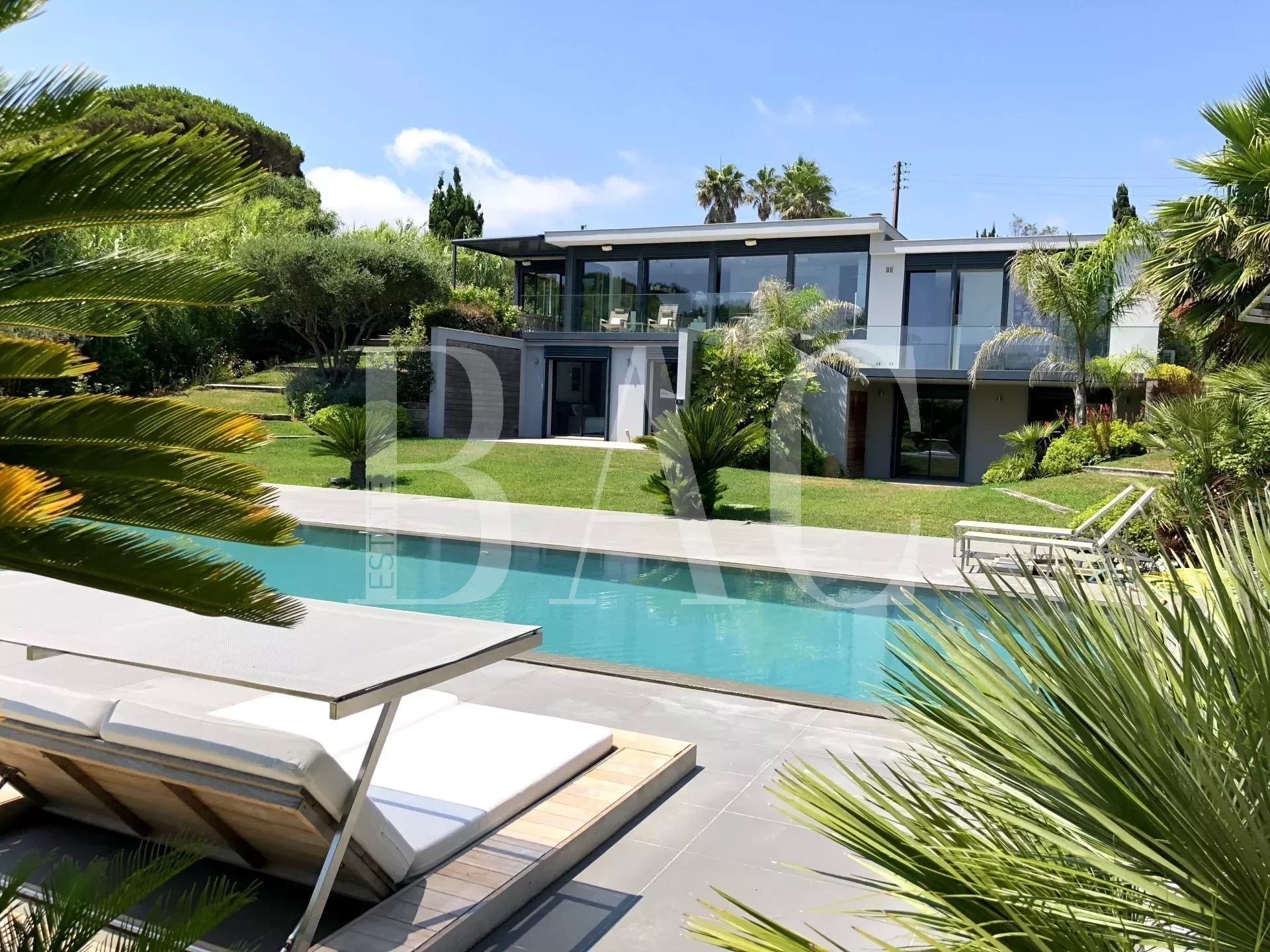 Ramatuelle, villa contemporaine avec jolie vue mer à 200 mètres de la célèbre plage de Pampelonne et ses fameux restaurants