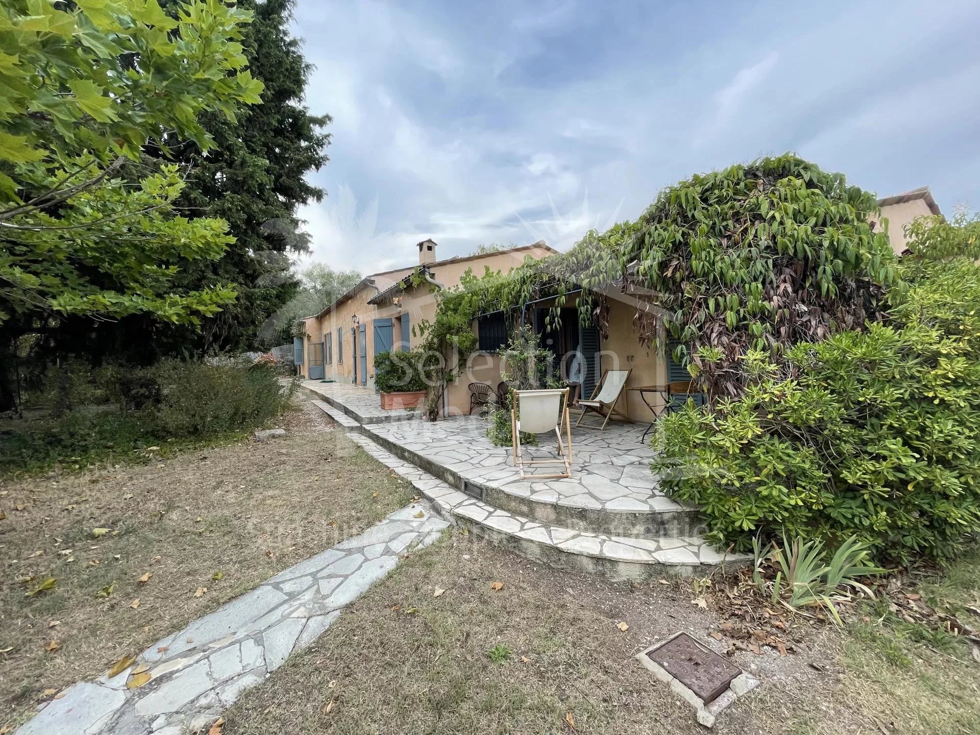 Provençal property in quiet location with open views a round Grasse
