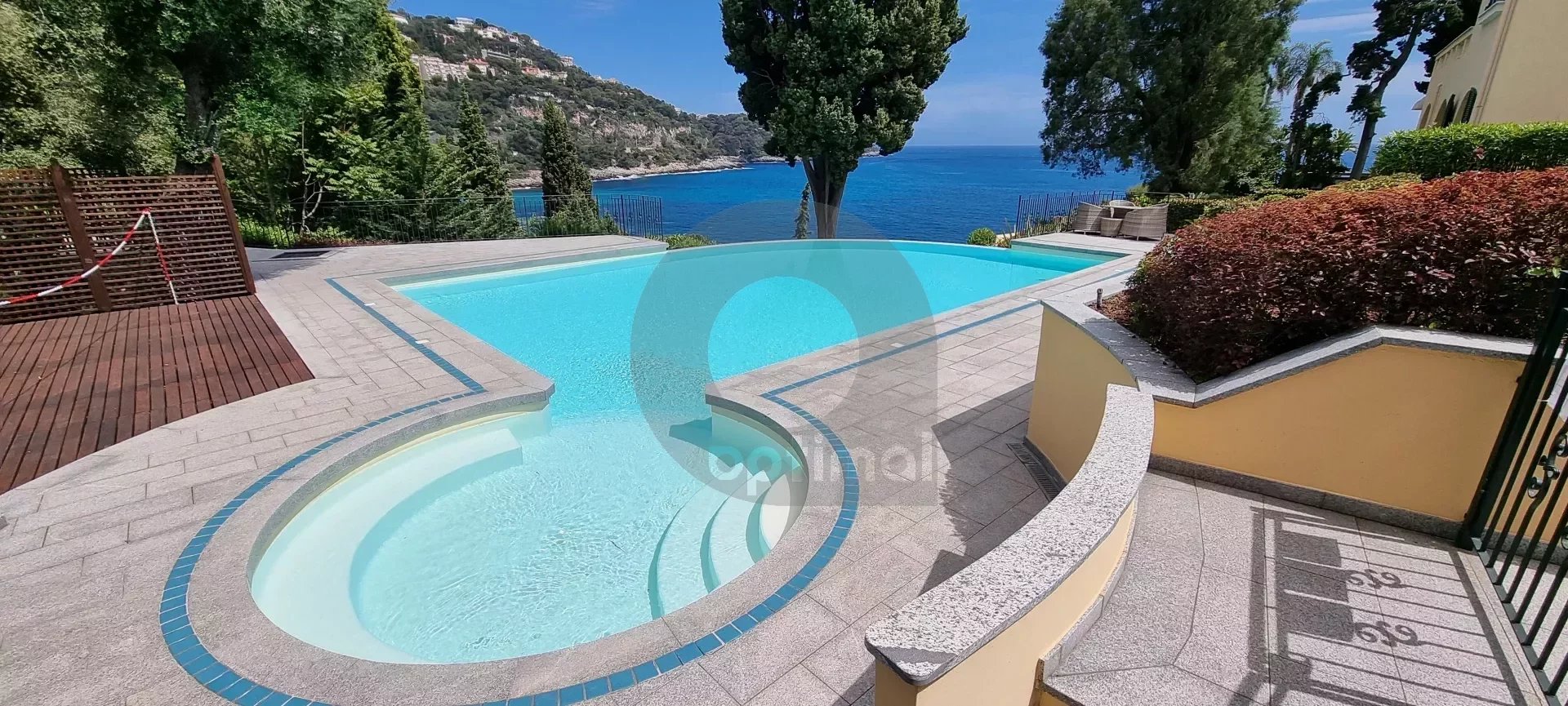 Roquebrune-Cap-Martin, proche Monaco, résidence Luxe avec piscine. Dernier étage vue mer.