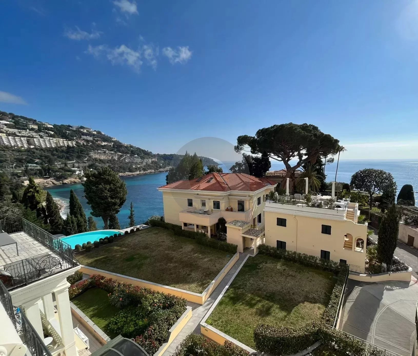 Roquebrune-Cap-Martin, proche Monaco, résidence Luxe avec piscine. Dernier étage vue mer.