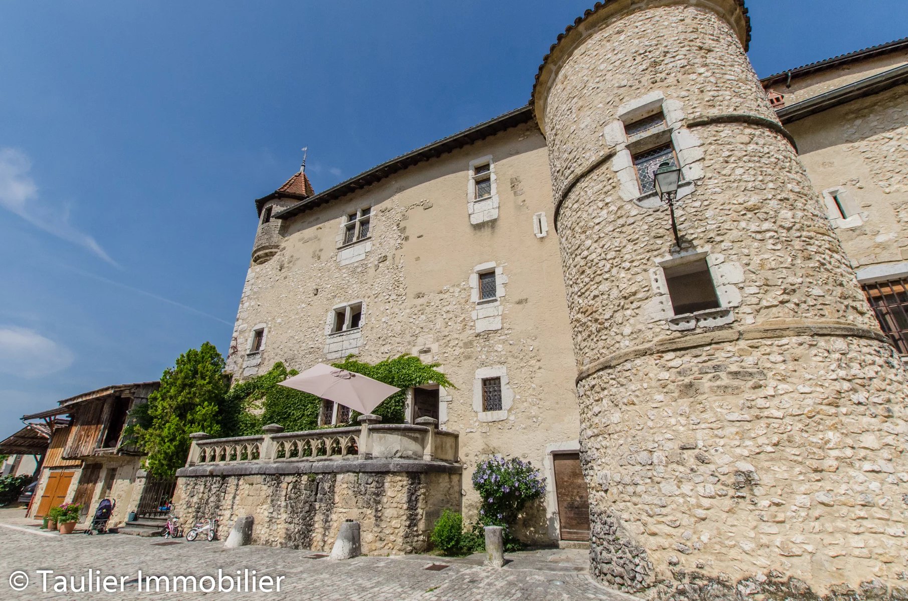 Magnifique château du XIIIème siècle
