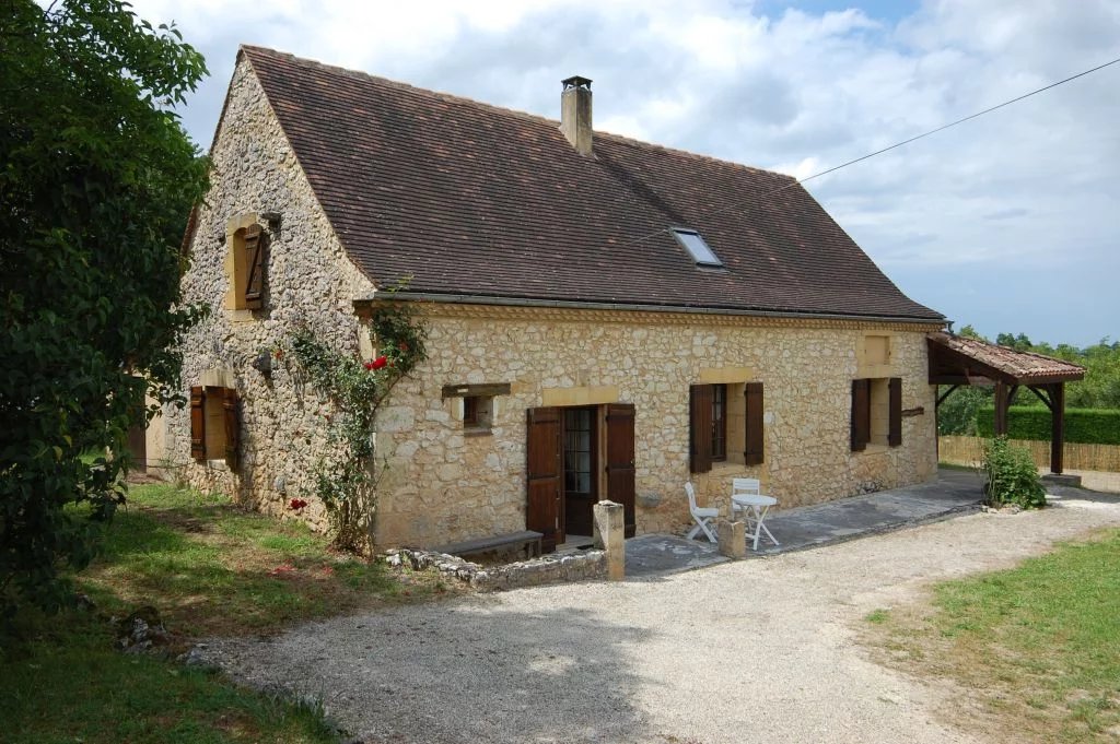DORDOGNE - Nice house with garage, covered terrace and pool to renovate