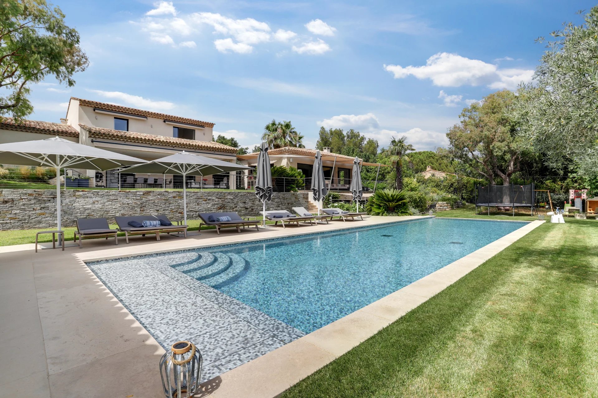 Contemporary villa located in a private domain, ideally situated for the village of Grimaud.