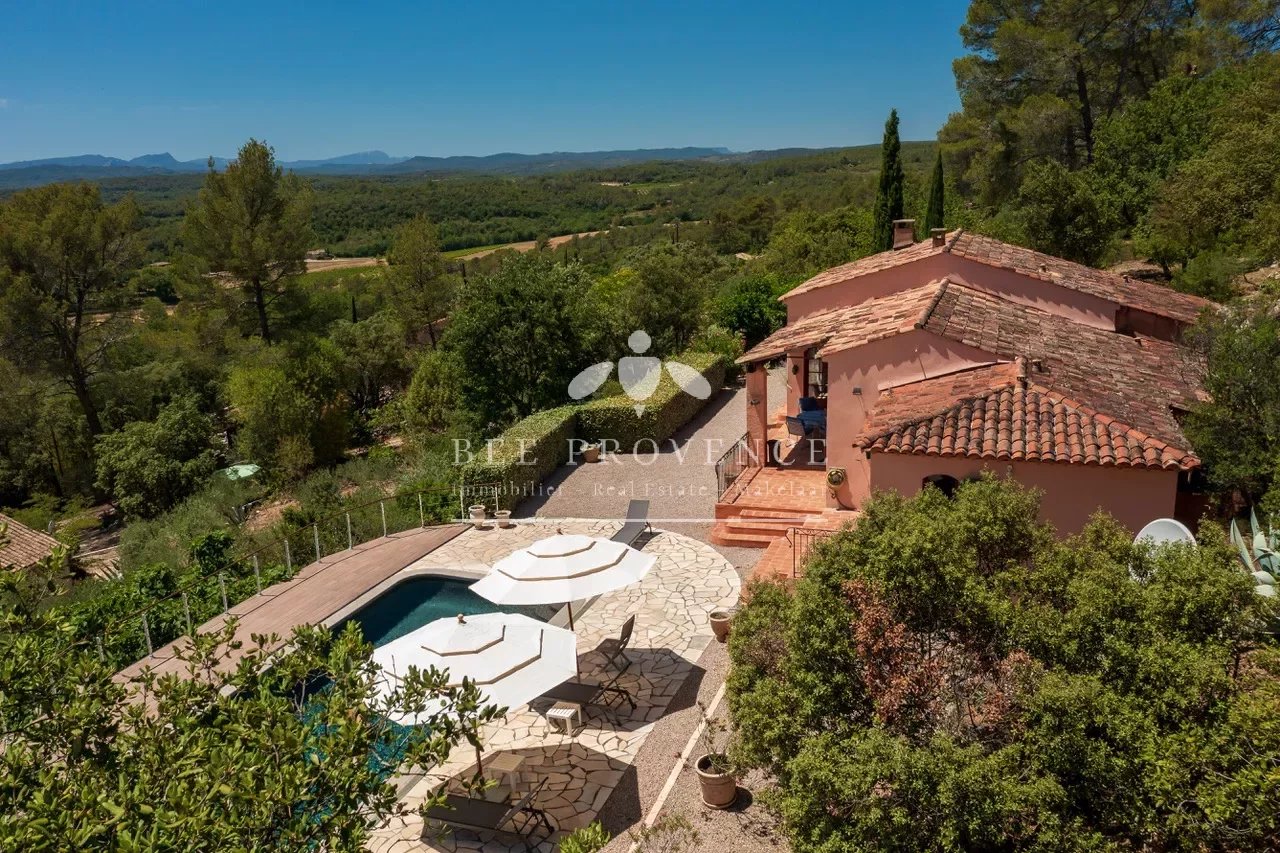 Villa with pool and panoramic views, close to the village