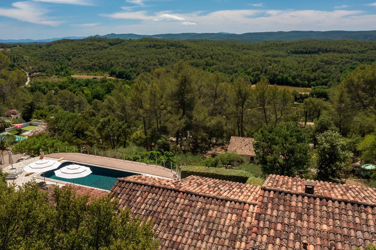 Villa with pool and panoramic views, close to the village