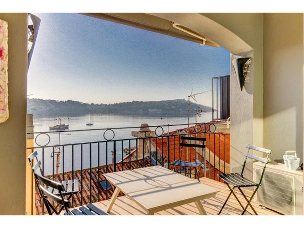 Charming apartment with panoramic views of the bay of Villefranche-sur-mer.